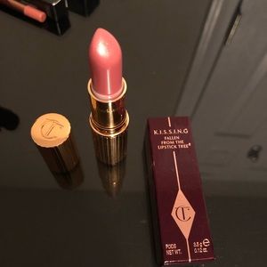 Charlotte Tilbury Kissing lipstick in The Duchess